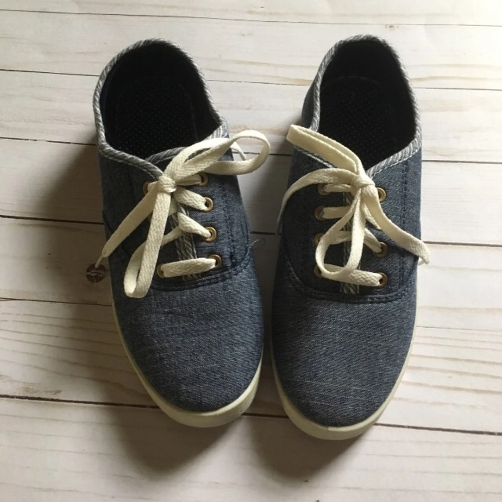 Canvas shoes